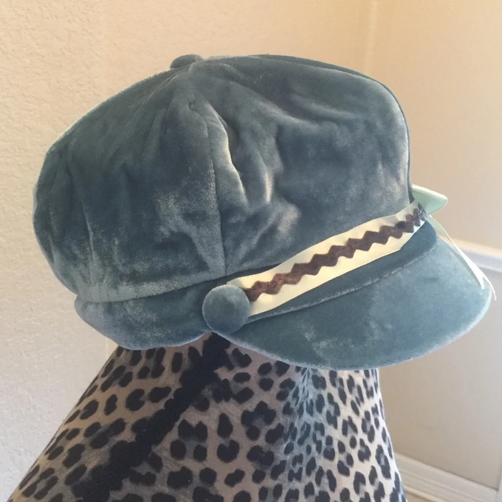 Teal velvet hat. Super cute π - Picture 2 of 3